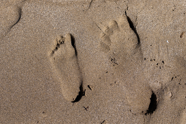 Человеческие следы на песке
 - Фото, изображение