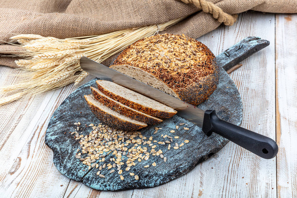 Taze ev yapımı ekmek. Fransız ekmeği. Kırsal masada ekmek dilimi ve bıçak kesme..  - Fotoğraf, Görsel