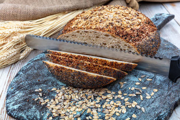 Taze ev yapımı ekmek. Fransız ekmeği. Kırsal masada ekmek dilimi ve bıçak kesme..  - Fotoğraf, Görsel