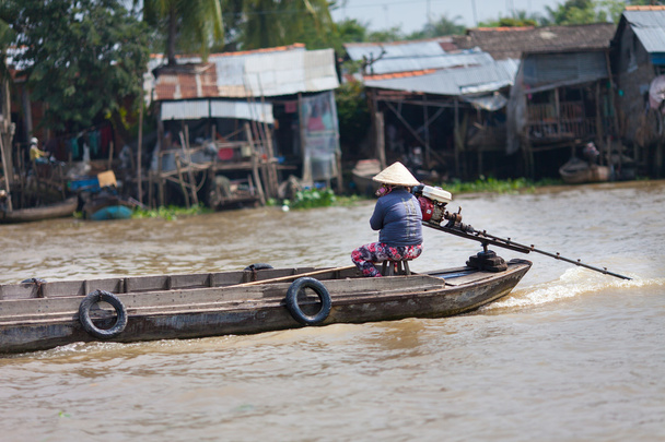 Mujeres vietnamitas montan el barco en el delta del Mekong, Vietnam del Sur
 - Foto, Imagen