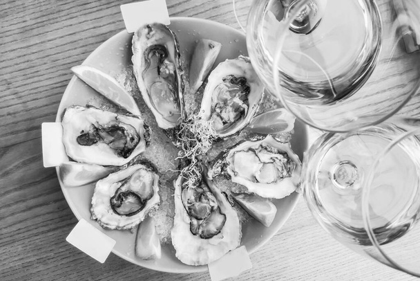 ostras na mesa delicioso almoço
 - Foto, Imagem