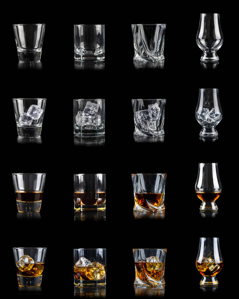 Coleção de muitos copos diferentes para bebidas alcoólicas em fundo preto. Vazio, com cubo de gelo e limpo
 - Foto, Imagem