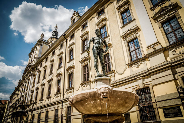 Wroclaw, Puola - 17. kesäkuuta 2019. Puolan vanhan kaupungin arkkitehtuuri. Muskottipähkinä - Valokuva, kuva