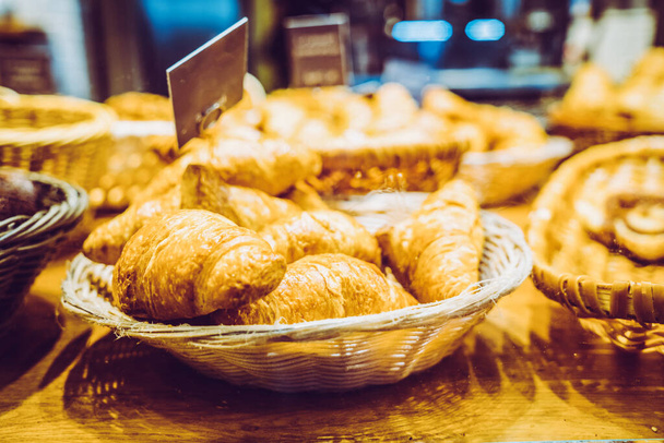 Finom friss péksütemények egy kávézóban reggelire - Fotó, kép