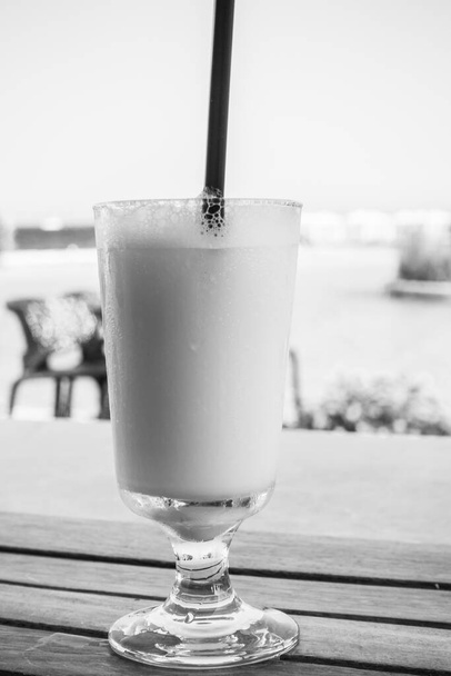 Cócteles en el bar junto al mar
 - Foto, Imagen