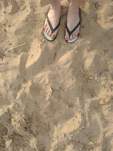 Жіночі ноги в піску
 - Фото, зображення