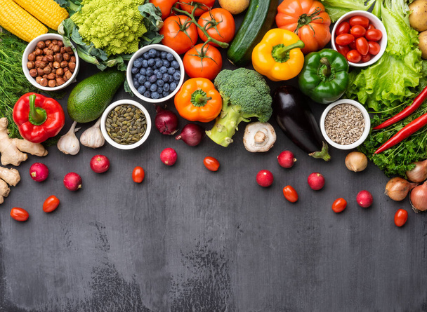 Ingredientes alimentares saudáveis: legumes frescos, frutas e superalimentos. Nutrição, dieta, conceito de comida vegan. Concreto fundo - Foto, Imagem