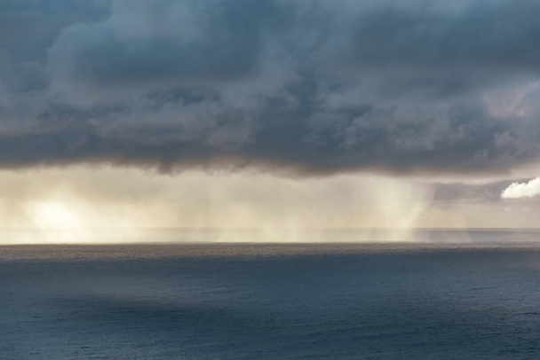 Повітряний вид сірих вечірніх хмар над горизонтом моря Тасмана. - Фото, зображення