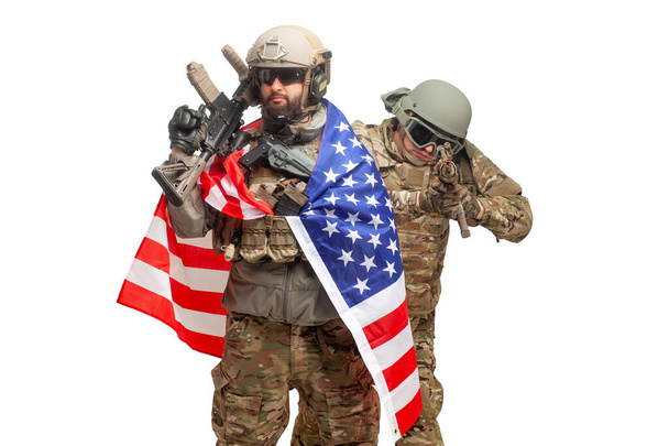 Forze speciali USA in equipaggiamento militare e con armi su sfondo bianco isolato, due soldati americani con bandiera americana
 - Foto, immagini