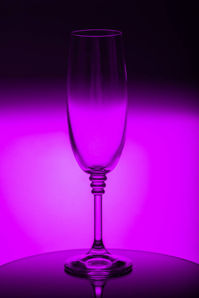 una copa de champán vacía sobre un fondo típico
 - Foto, Imagen