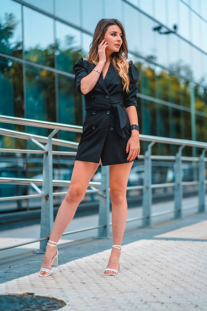 portrait of young attractive woman in stylish clothes posing in the city street - Foto, afbeelding