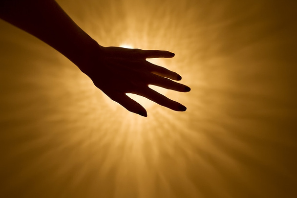 hand towards the light - Fotoğraf, Görsel