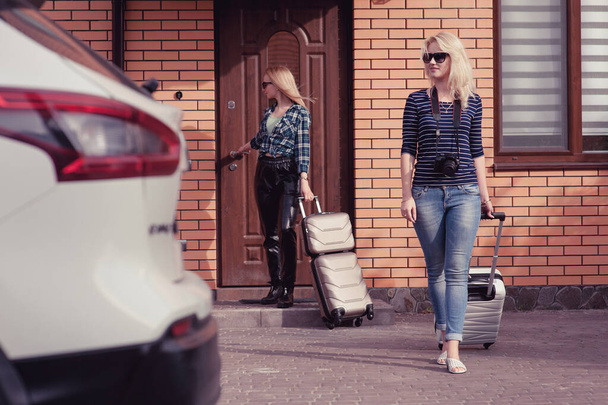 Due giovani donne stanno andando a viaggiare in auto
 - Foto, immagini