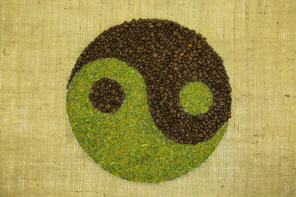 El concepto de yin yang. Firme yin yang contra el fondo de la arpillera. Se utilizó té japonés con arroz frito y café cubano
. - Foto, imagen