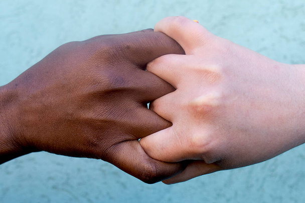 İnsanların birliği, farklı milletlerden insanların el sıkışması. - Fotoğraf, Görsel