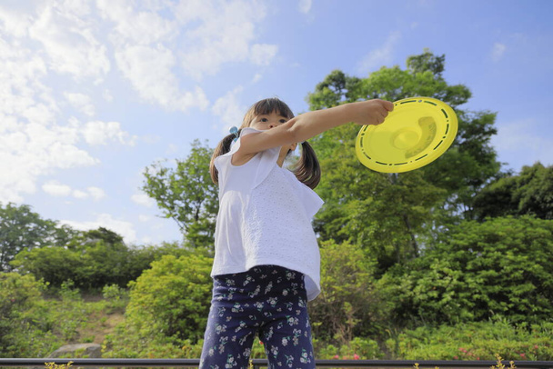Japán lány játszik repülő lemez (5 éves) - Fotó, kép