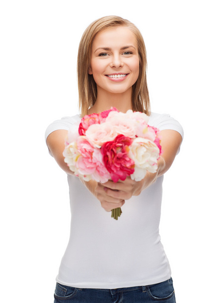усміхнена жінка з букетом квітів
 - Фото, зображення