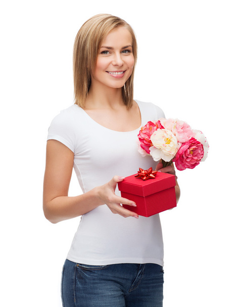 Smiling woman with bouquet of flowers and gift box - Foto, Imagen