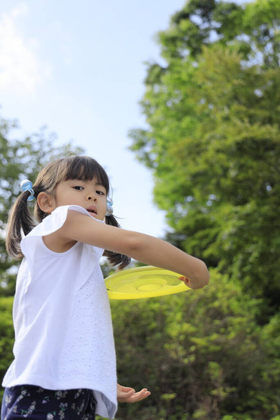 Japanilainen tyttö pelaa lentävät levy (5 vuotta vanha
) - Valokuva, kuva