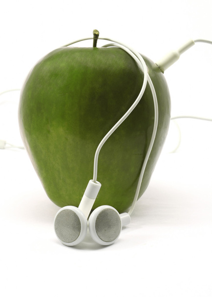Зеленое яблоко с наушниками
 - Фото, изображение