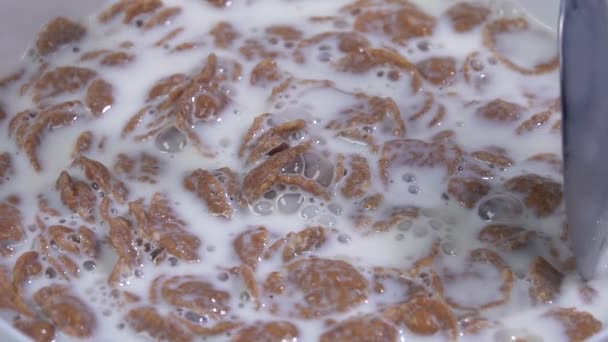 Reggeli gabonapehely tejjel. Lassított mozgás 250 fps - Felvétel, videó