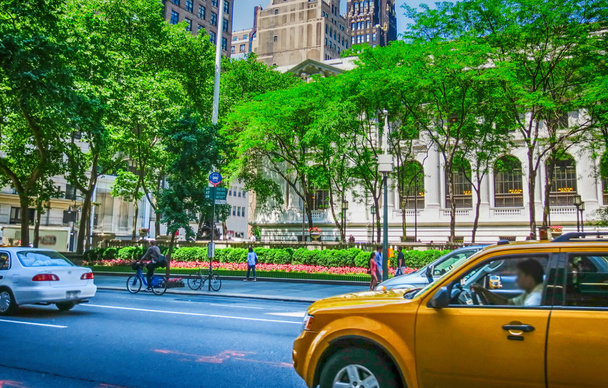 Gelbe Taxis rasen vor New Yorker Stadtbibliothek - Foto, Bild