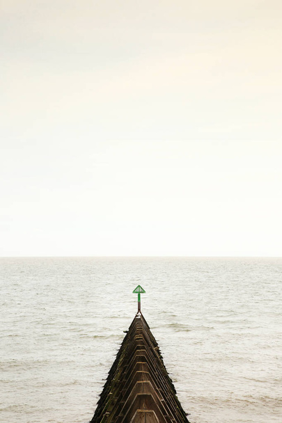 Морской пейзаж волнореза в Уолтоне на лабиринте
 - Фото, изображение