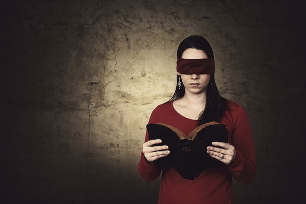 blindfolded İncil okuma - Fotoğraf, Görsel
