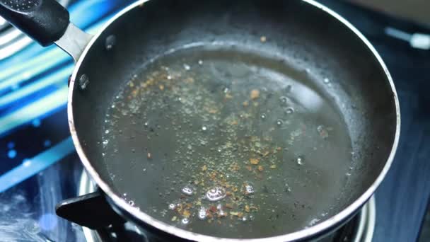 Onion vada mit heißem Öl kochend in Kochpfanne Nahaufnahme, indisches Gericht, das in einer traditionellen Hausmethode zubereitet wird, ein Bereich, den man ulli vada nennt. - Filmmaterial, Video