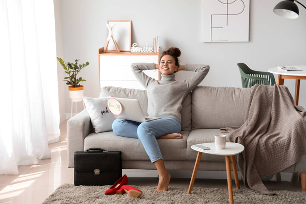 Bizneswoman relaks na kanapie przed weekendami w domu - Zdjęcie, obraz