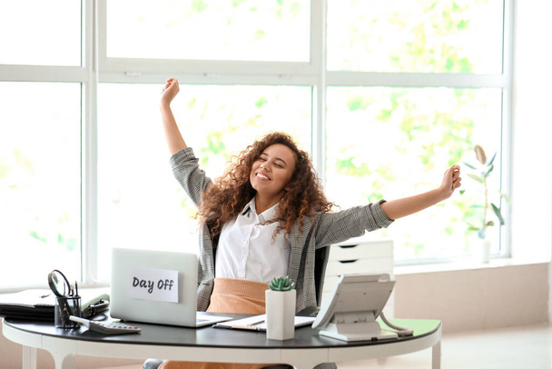Счастливая деловая женщина перед выходными в офисе
 - Фото, изображение
