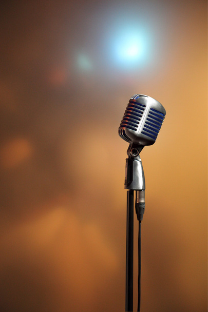 Elegante micrófono retro sobre un fondo de color
 - Foto, imagen