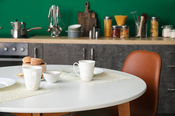Zestaw stołowy w stylowej nowoczesnej kuchni - Zdjęcie, obraz