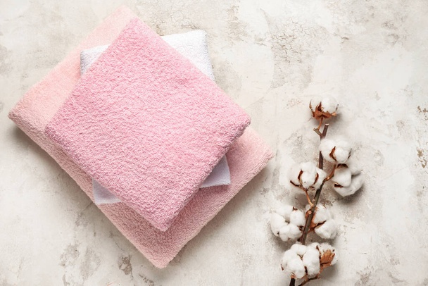 Cotton flowers and soft towels on light background - Foto, Bild
