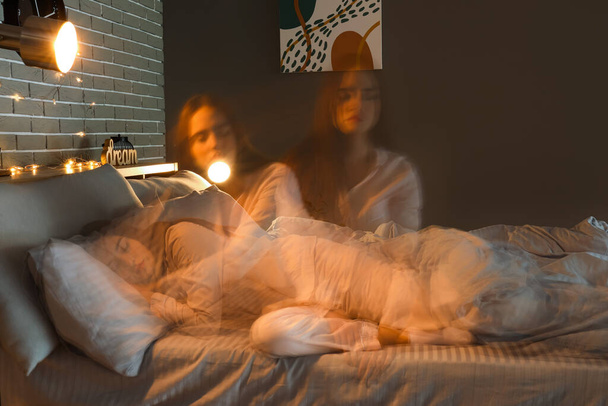 Női alvajáró a hálószobában éjjel - Fotó, kép