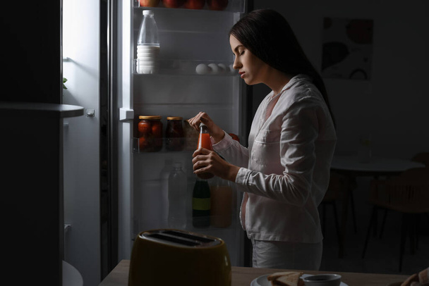 Naispuolinen unissakävelijä lähellä jääkaappia yöllä - Valokuva, kuva