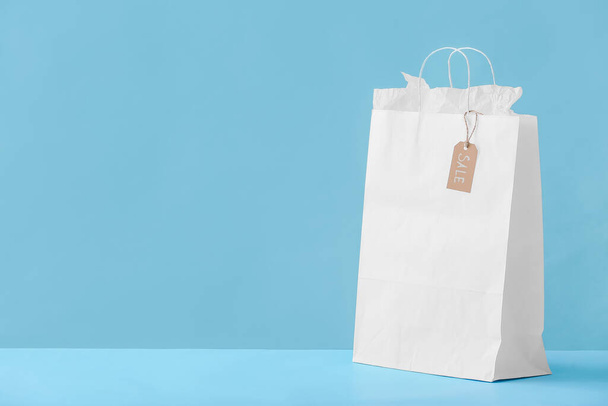 Paper shopping bag on color background - 写真・画像