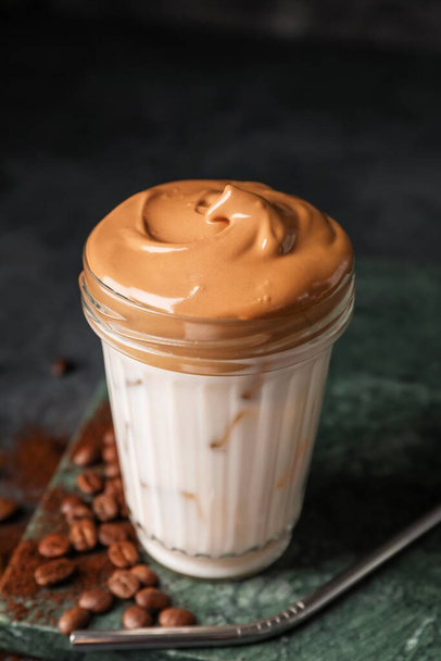 Koyu arkaplanda bir bardak lezzetli dalgona kahvesi - Fotoğraf, Görsel