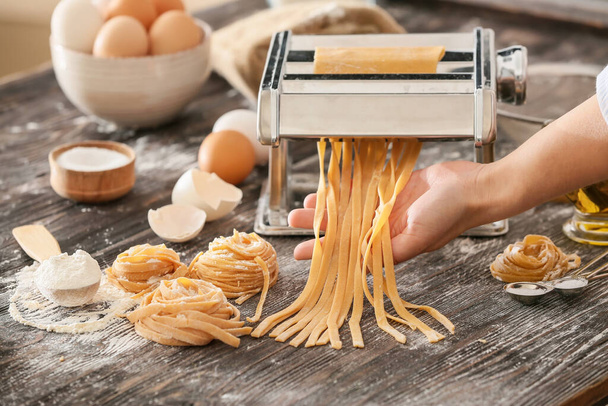 Nainen valmistelee pastaa keittiössä - Valokuva, kuva
