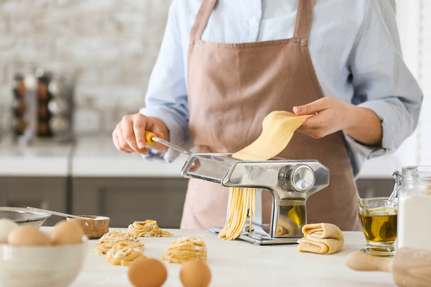 Nainen valmistelee pastaa keittiössä, lähikuva - Valokuva, kuva