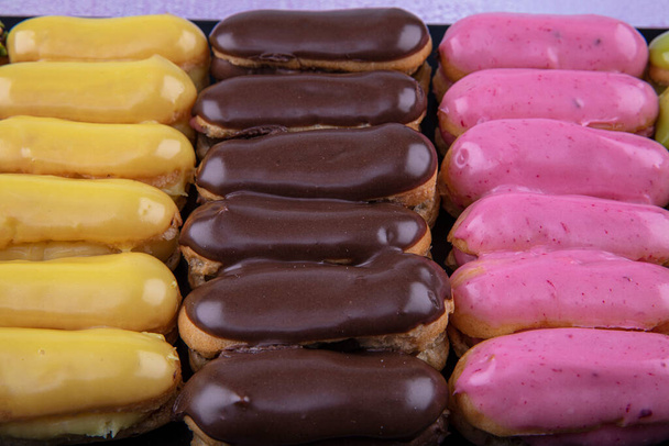 Ekler Pasta / Donut de Chocolate en plato. Un montón de postre francés de profiteroles (eclair) pastelería choux
. - Foto, imagen