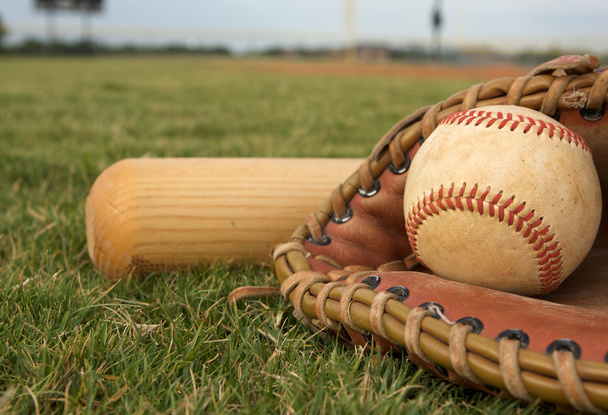 Baseball na pola trawy - Zdjęcie, obraz