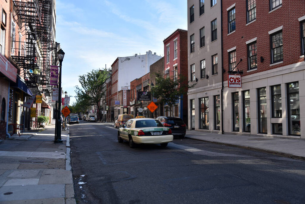 Philadelphia, PA/USA - June 26, 2019: A Taxi cab driving down a street in historic Old Towne Philadelphia - Foto, Bild