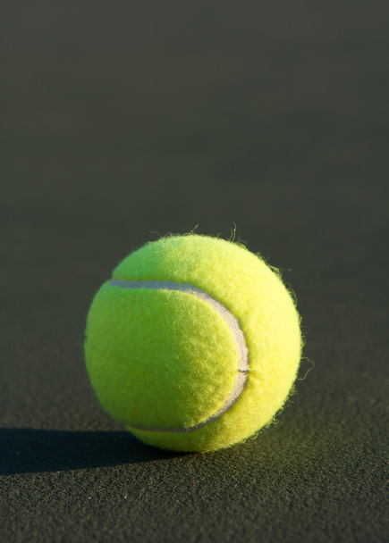 palla da tennis in campo - Foto, immagini