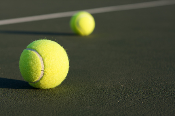 Pelotas de tenis en la cancha
 - Foto, imagen
