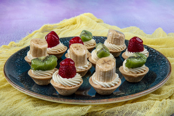 Mini tartes, tartelettes ou tartelettes à la crème et aux fruits frais
 - Photo, image
