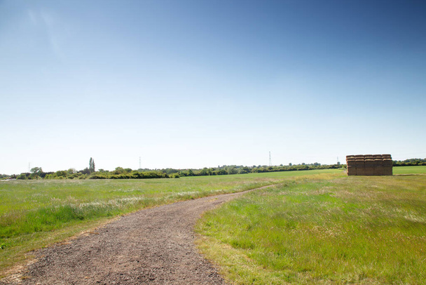 grande meule de foin dans un champ situé dans la campagne essex de Battlesbridge - Photo, image