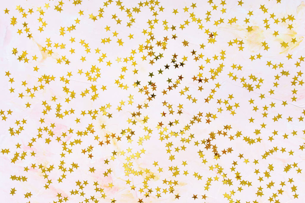 Golden foil confetti sterren op roze achtergrond - Foto, afbeelding