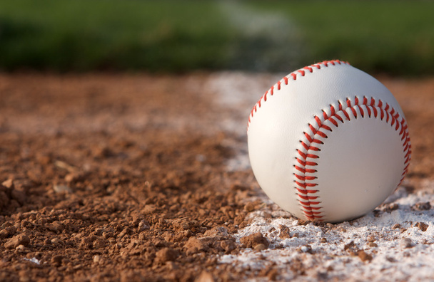Baseball auf dem Outfield-Rasen - Foto, Bild
