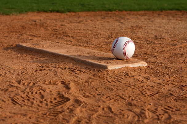 Baseball sur l'herbe du champ extérieur
 - Photo, image